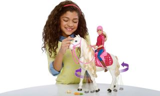 Interaktywny koń Barbie razem z lalką dżokejką Interaktywny koń Barbie razem z lalką dżokejką