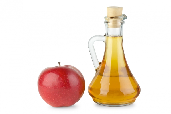 1674827-decanter-with-apple-vinegar-and-red-apple