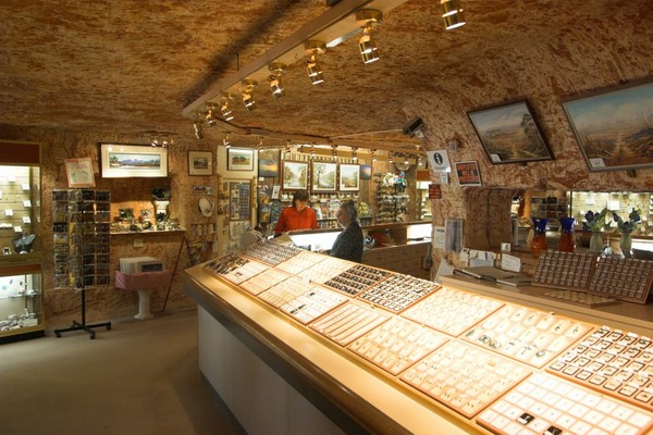 Coober_Pedy_-_Inside_jewelry_shop