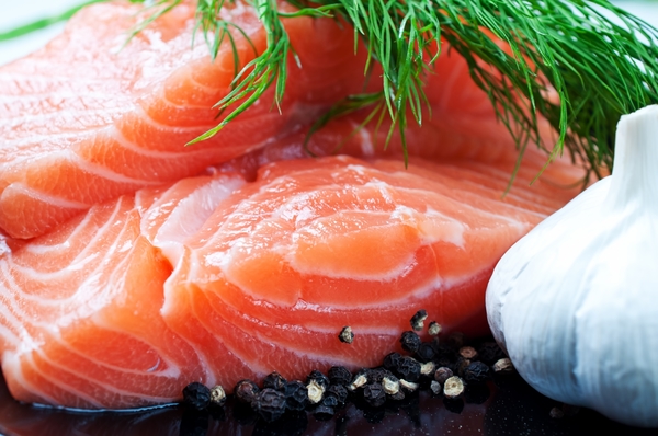 2771192-salmon-with-black-pepper-and-garlic-on-plate