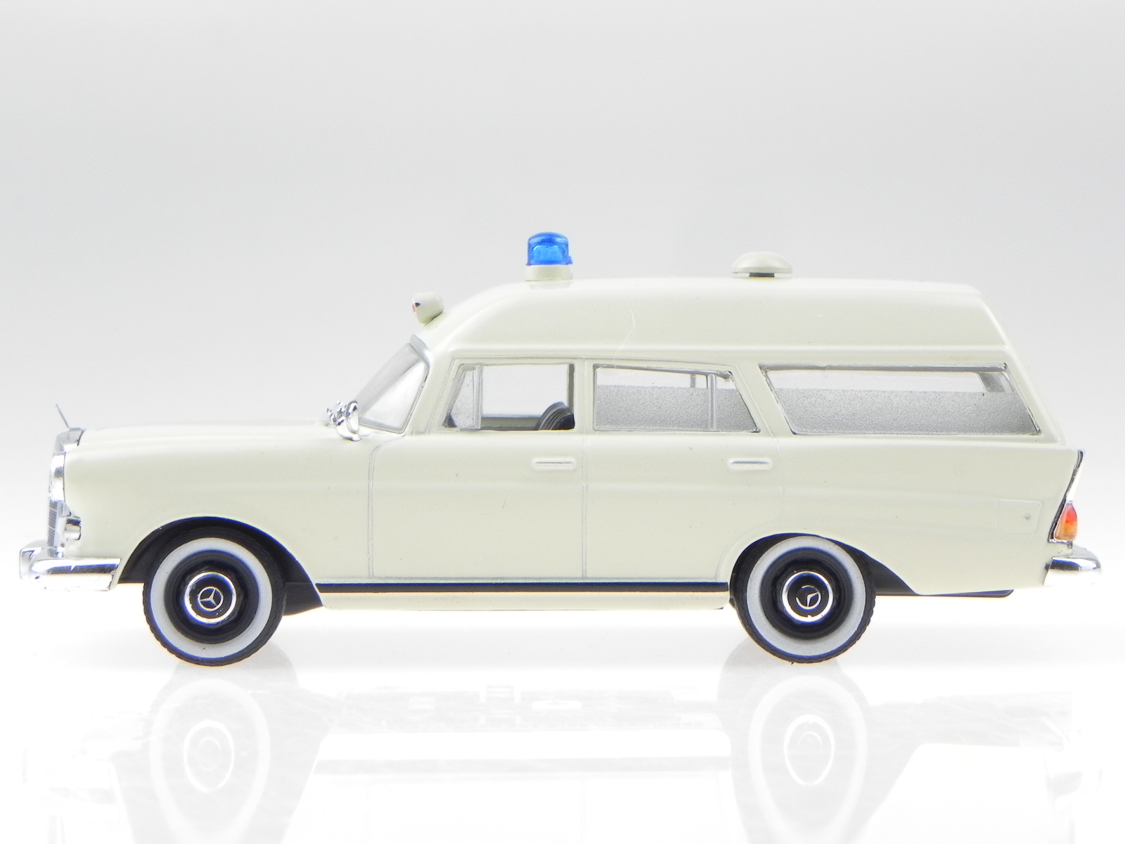 Mercedes W110 230 Kombi Binz Krankenwagen Modellauto 495001 Atlas 1:43