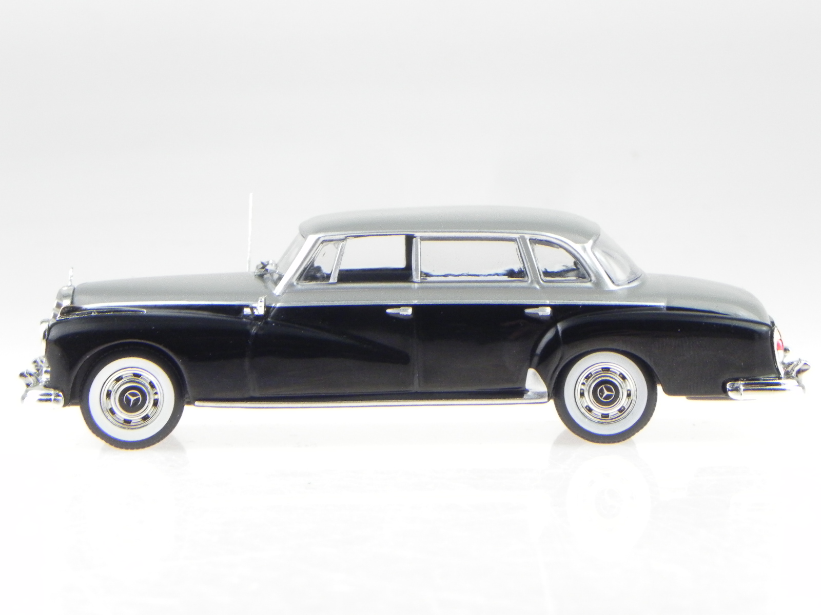 Mercedes W189 300d 1957 schwarz grau Modellauto WB186 Whitebox 1:43