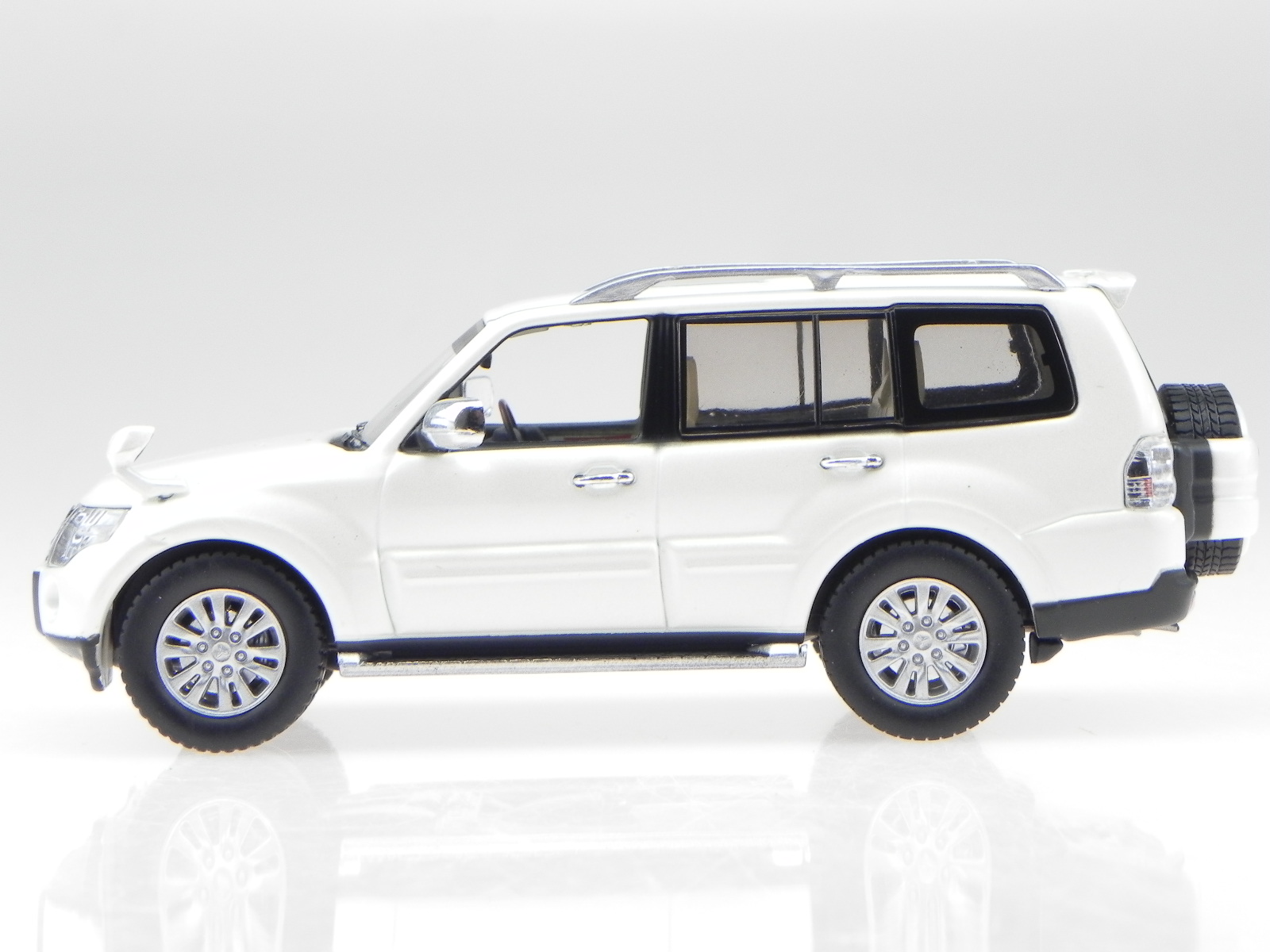 Mitsubishi Pajero 4WD 2010 pearlwhite Modellauto F43-075 First43 1:43