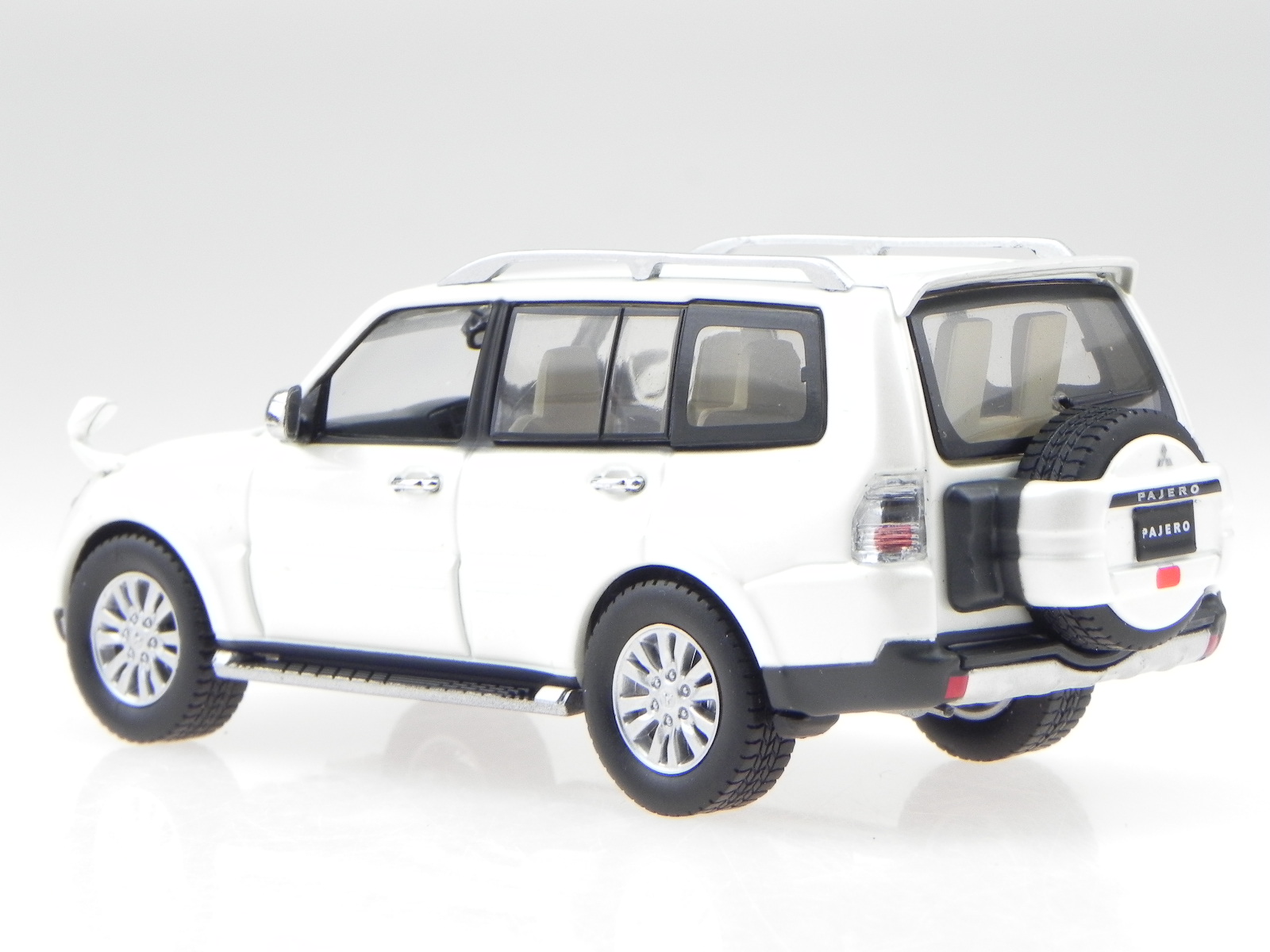 Mitsubishi Pajero 4WD 2010 pearlwhite Modellauto F43-075 First43 1:43