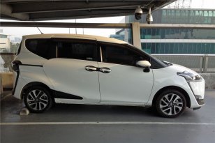 Toyota Sienta 2015