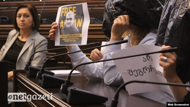 Gürcüstan parlamentində aksiya (photo by : netqazeti)