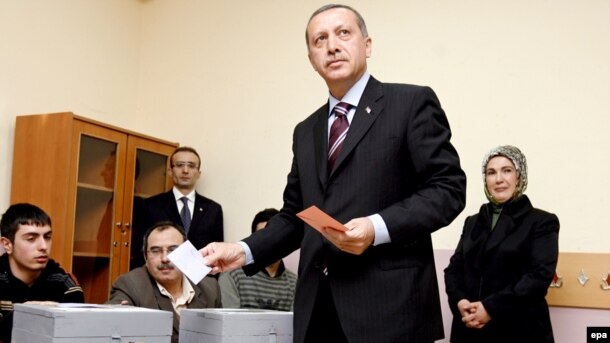 Erdoğan səs verir.