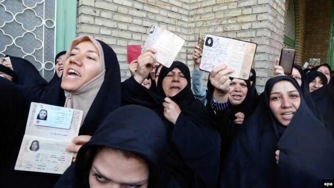 Ebrahim Raisi-nin qadın tərəfdarları səsvermədə.
