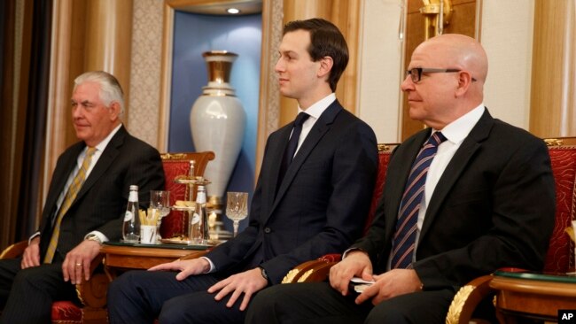 ABŞ Dövlət katibi Reks Tillerson (lsolda), Ağ Evin baş müşaviri Cared Kuşner (ortada), və Milli Təhlükəsizlik məsələləri üzrə müşavir H.R. MakMaster