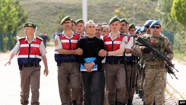 Jandarmlar Türkiyə Hərbi Hava qüvvələrinin komandanlarından general Akın Öztürk və başqa hərbçiləri məhkəməyə aparırılar