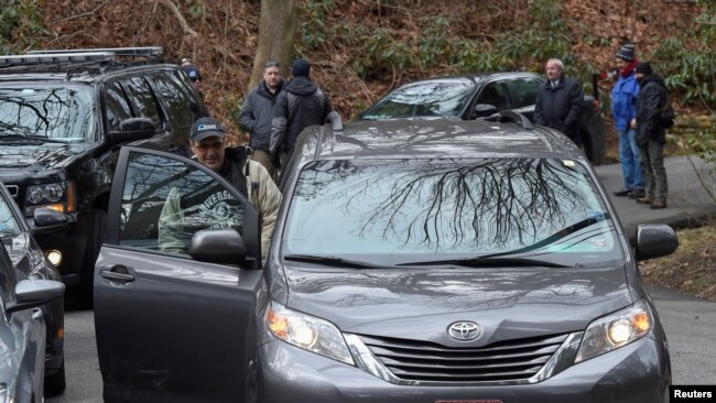 Rus diplomatlar Nyu Yorkdakı iqamətgahı tərk edir. 30 dekabr, 2016.