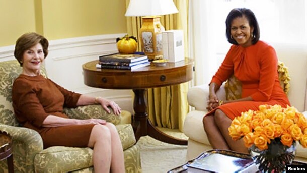 Lora Buş və Mişel Obama