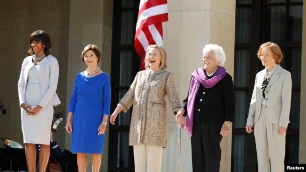 ABŞ-ın birinci xanımları Mişel Obama, Lora Buş, Hillari Klinton, Barbara Buş və Rozalin Karter