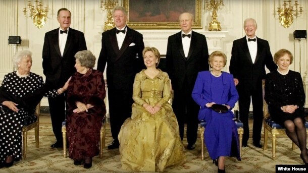 ABŞ-ın keçmiş prezidentləri Corc Buş, Bill Klinton, CErald Ford və Cimmi Karter və birinci xanımlar Barbara Buş, Ledi Börd Conson, Hillari Klinton, Betti Ford və Rozalin Karter