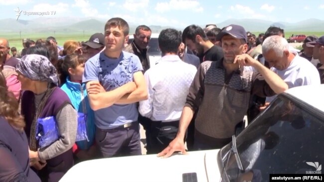 Etirazçılar yolu bağlayıblar