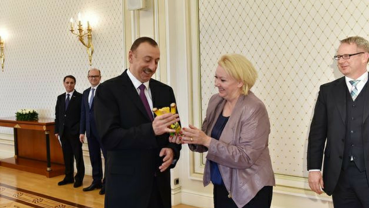 'Pulyuyan maşın'dan Merkel-in müttəfiqinin də adı çıxdı [araşdırma]