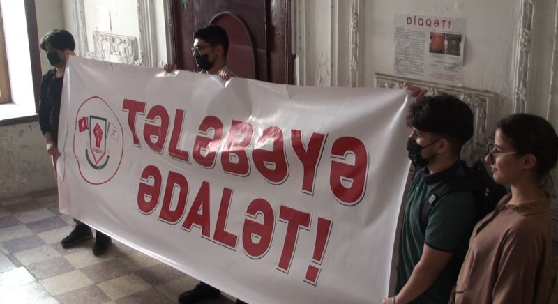 Tələbələr İqtisad Universitetinin qarşısında aksiya keçirib