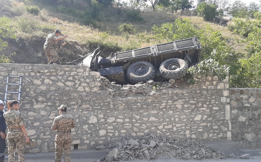 Göygöldə hərbçiləri daşıyan yük avtomobili aşıb, yaralananlar var
