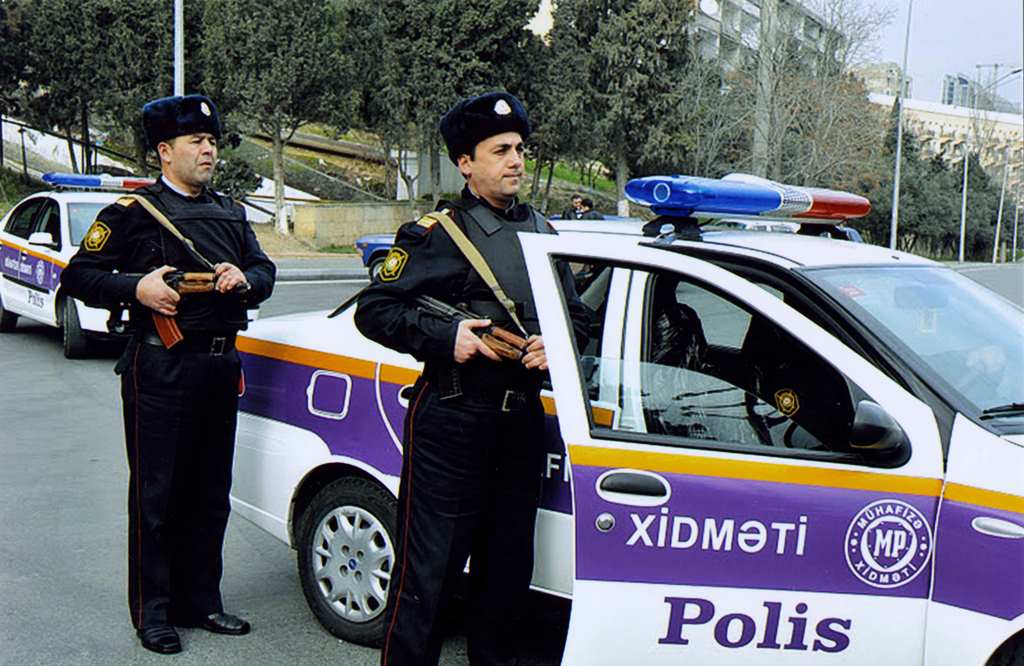 Polislər: "Rəis pulumuza özünə Bek adlı it alıb, Bekə qulluq naryad hesab olunur"