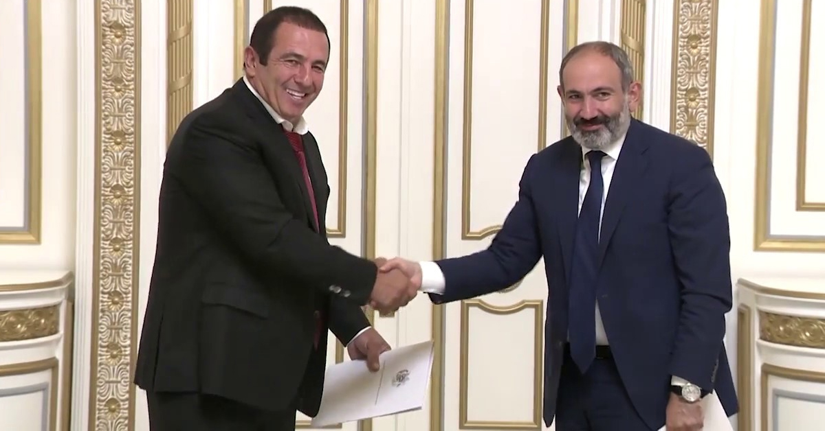 Çarukyan Paşinyanla onun istefası şərtlərini müzakirə etdiklərini deyib