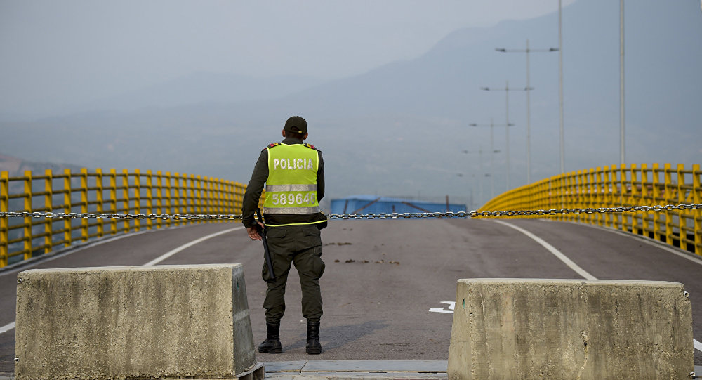 Venesuela Kolumbiyayla sərhəddə əsgər yığır