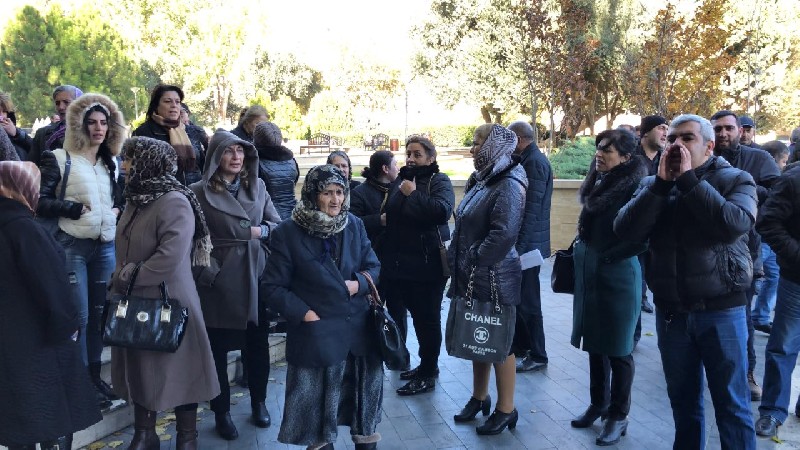 Şəhid ailələri yenidən Prezident Administrasiyasının qarşısına toplaşdı