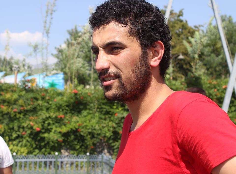 "Mülki geyimlilər məni tutub məhkəmənin arxa küçəsində dayanmış polis maşınına apardılar" - VİDEO