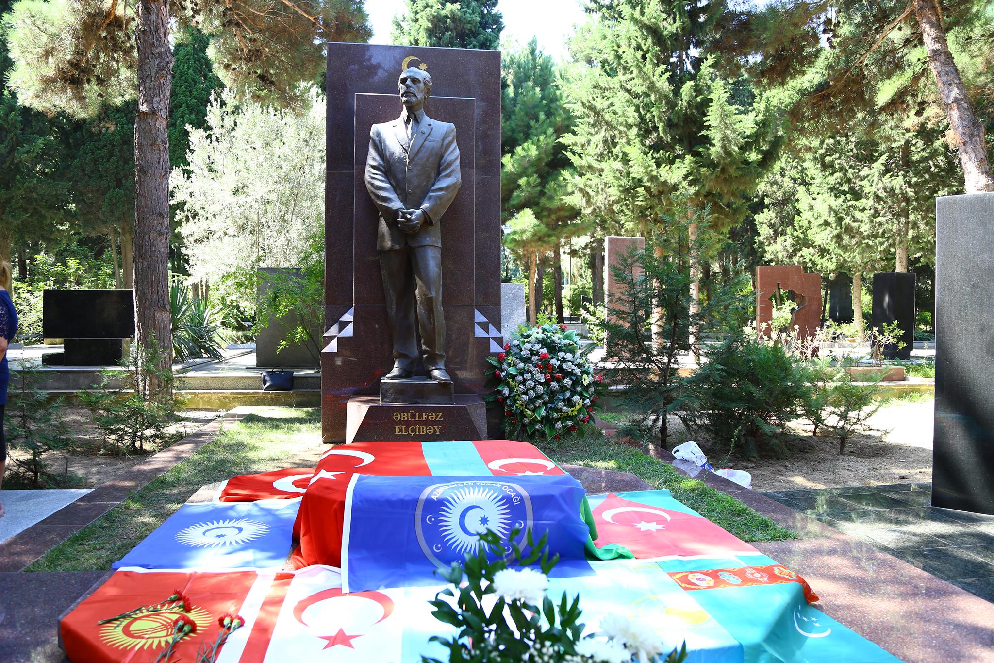 Müsavatçılar Əbülfəz Elçibəyi yad ediblər - fotolar