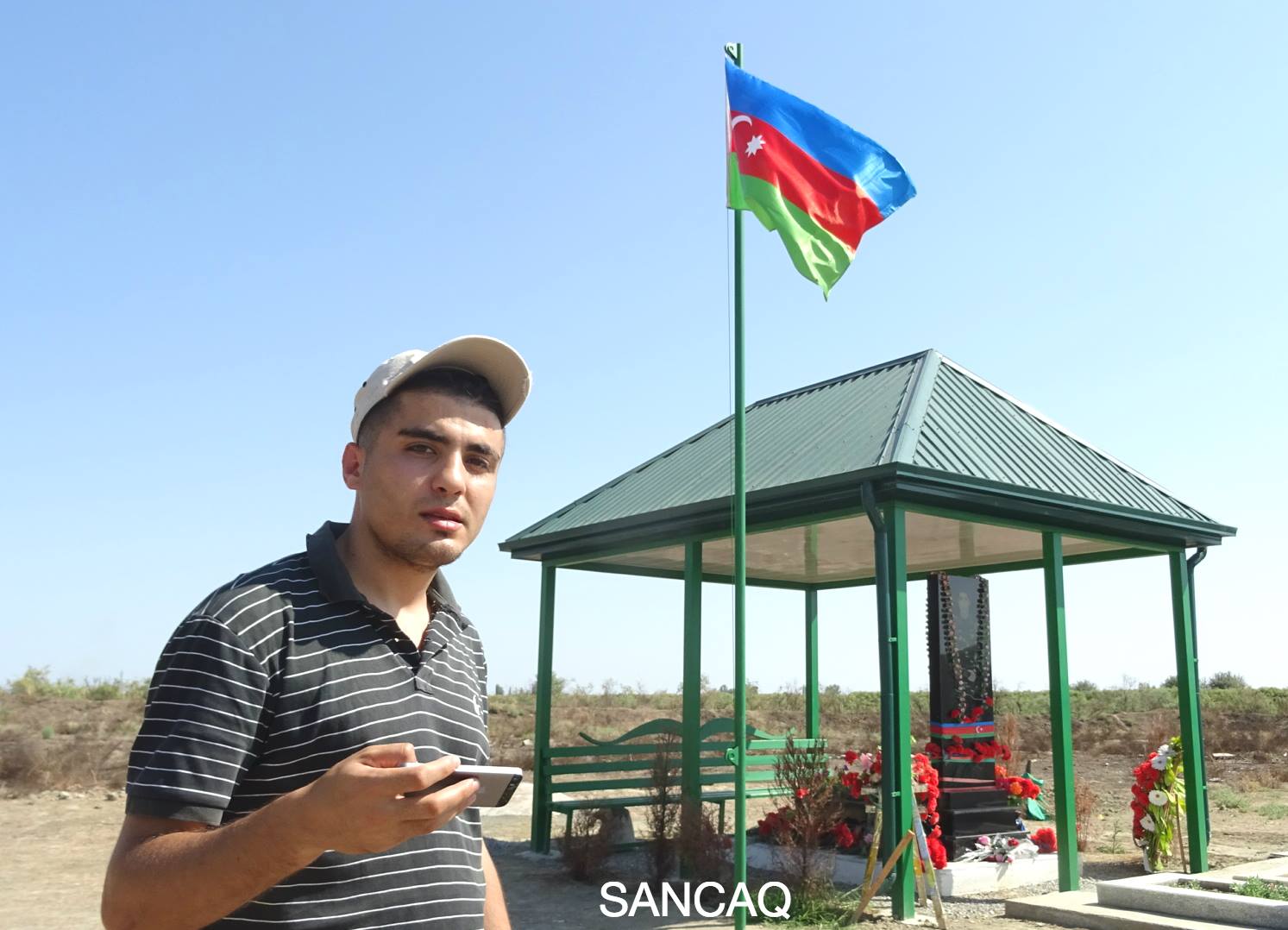 Şəhidin məzarı üzərindən yığışdırılan bayraq qaytarılıb (foto-video)