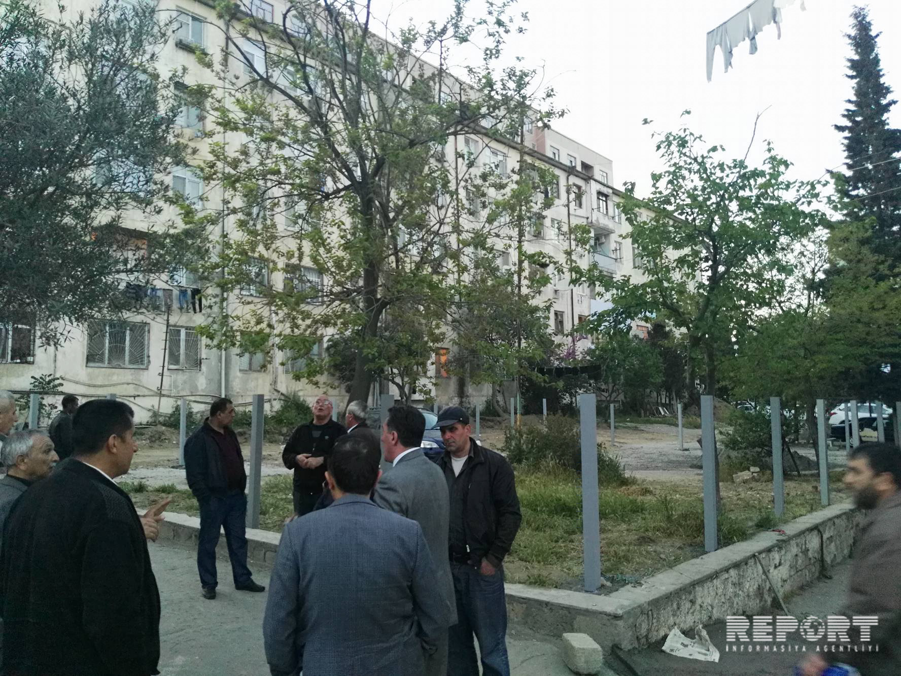 Nəsimi rayonunda sakinlər binaların arasında tikintinin başlanmasına etiraz edirlər - [Foto]