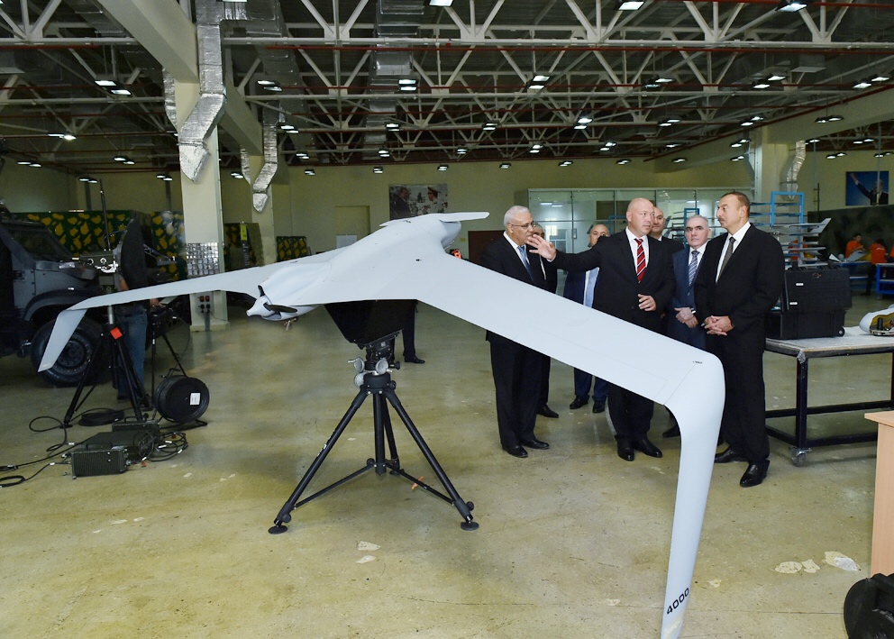 Prezident İlham Əliyev “Zərbə” pilotsuz uçuş aparatı ilə tanış oldu -fotolar