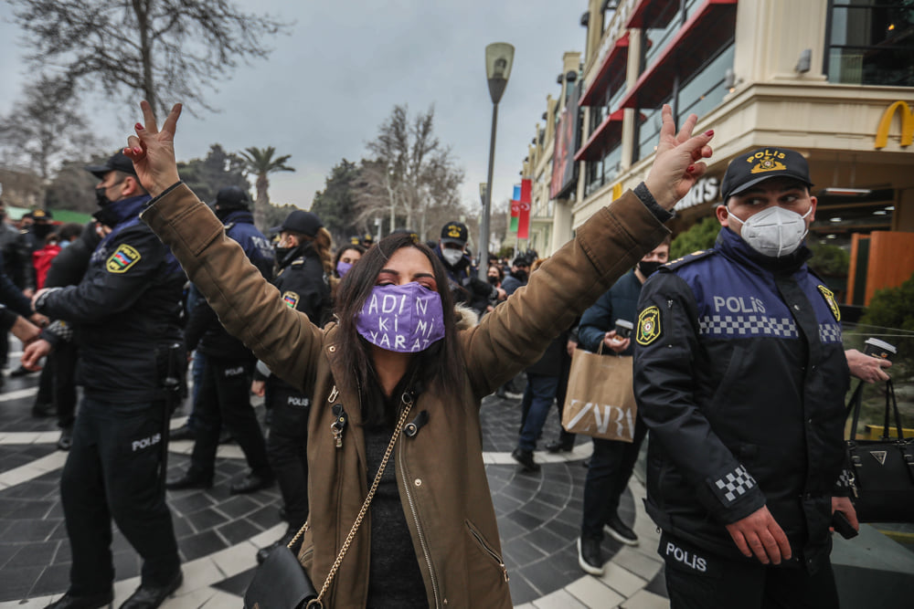 8 Marş aksiyası: "Polis aksiyanı dağıdıb, onlarla iştirakçı saxlanılanılıb" - [canlı bloq]