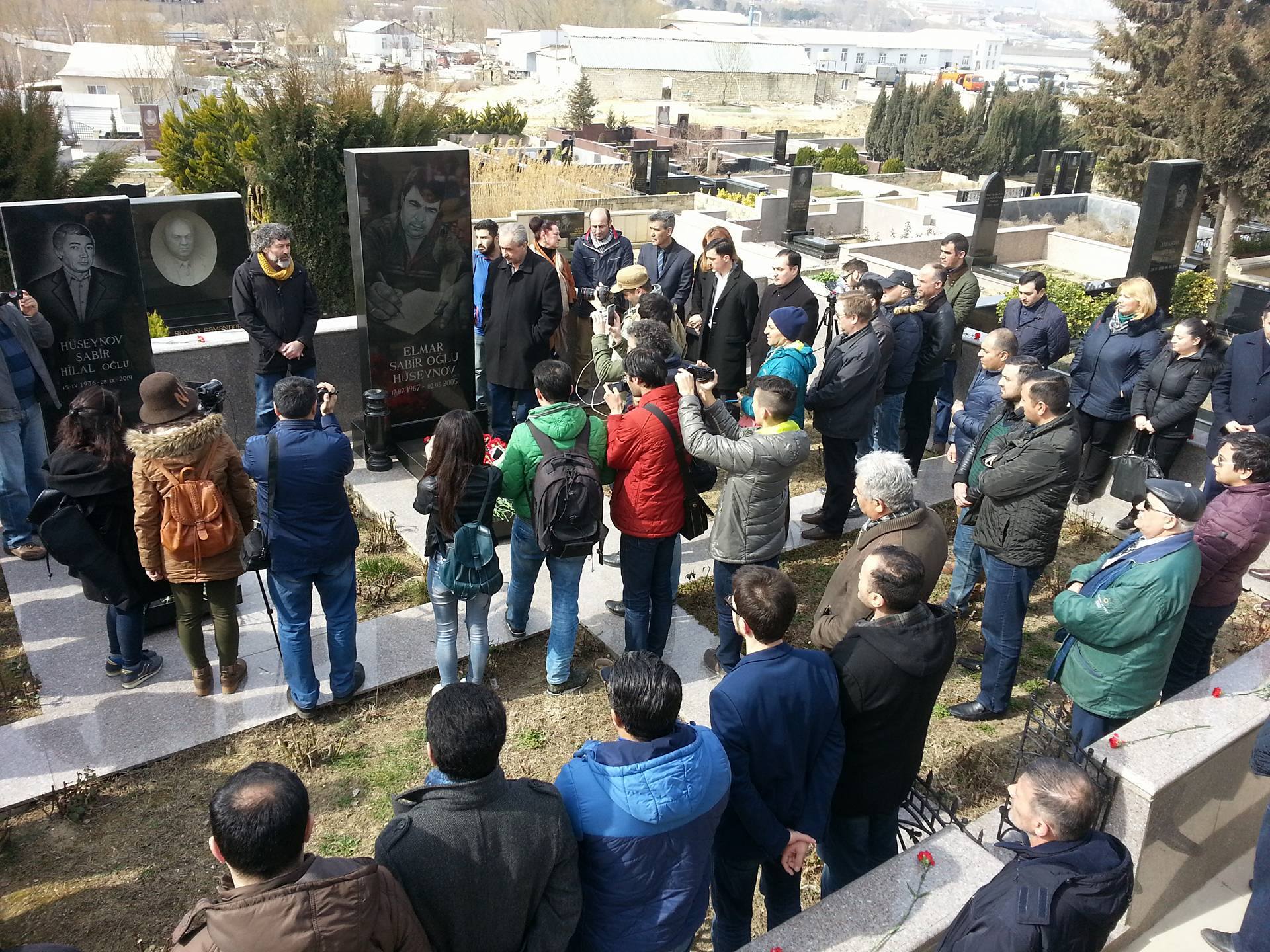 Elmar Hüseynov məzarı başında anıldı - [Fotolar]