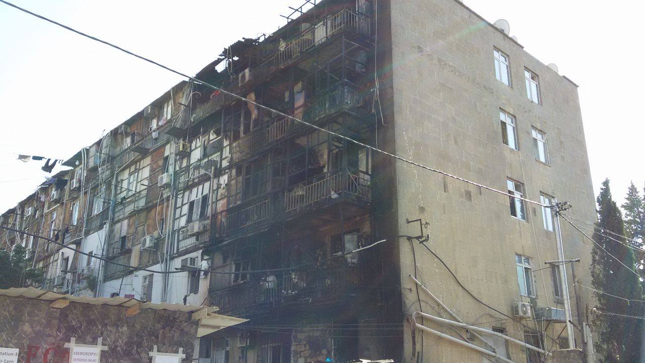 Məcburi köçkünlərin binası yanıb, xəsarət alanlar var [Foto-video]