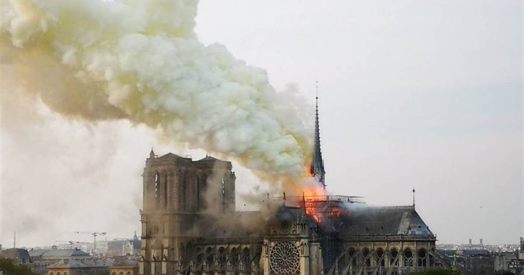Məşhur Notr-Dam-de-Paris kilsəsi yanır