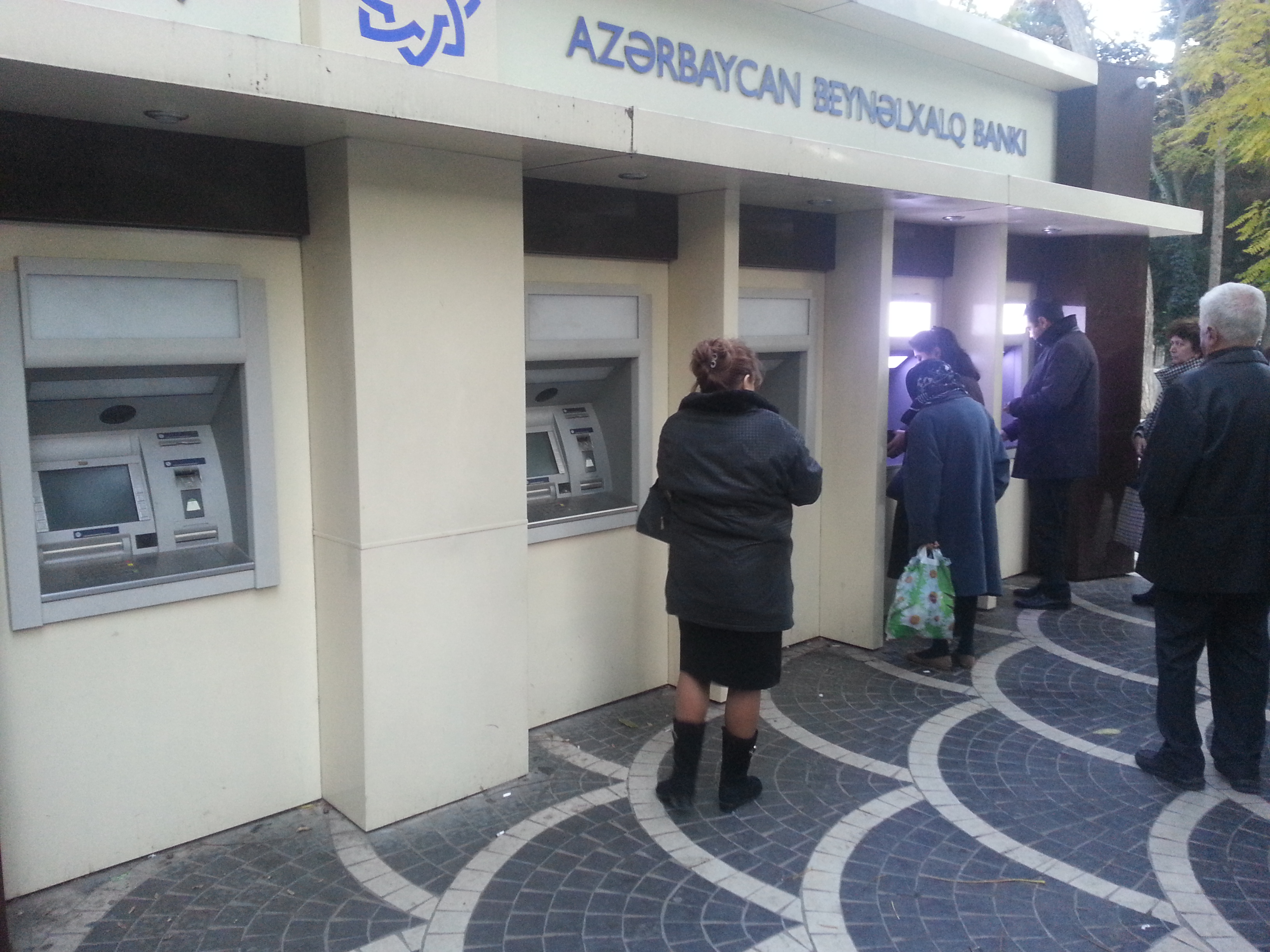 Bankomatlarda problem qalmaqdadır: "20-ci bankomatdı gəlirəm, amma pul yoxdur" [Fotolar]