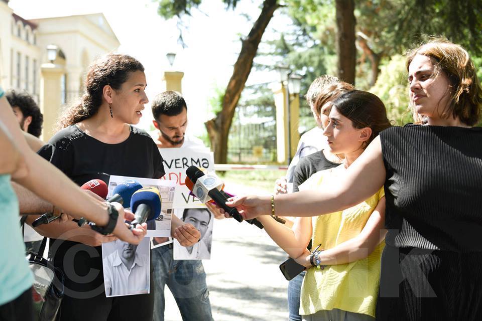 Tbilisidə Mətbuat Günü aksiyası: "Ev vermə, azadlıq ver!" [Fotolar]