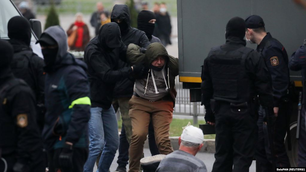 Minskdə etirazlar zamanı 100-dən çox nümayişçi saxlanıb