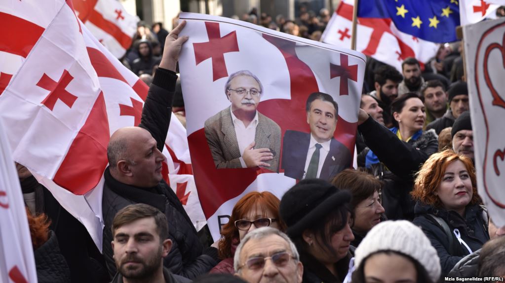 Gürcüstan müxalifəti parlamentin qarşısında etiraz aksiyasına çıxıb