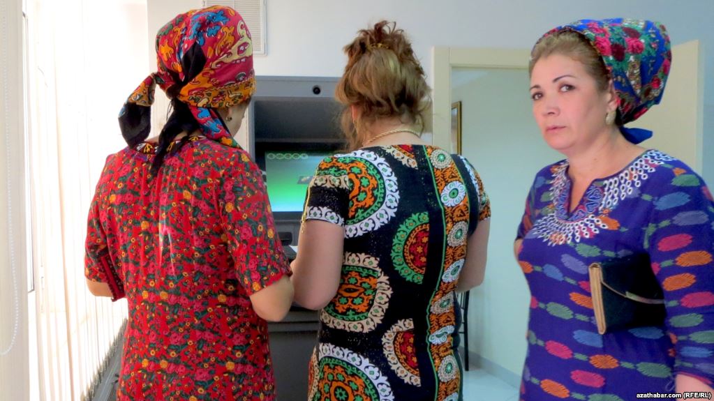 Türkmənlər nağd pul çıxarmağa Türkiyəyə gedirlər