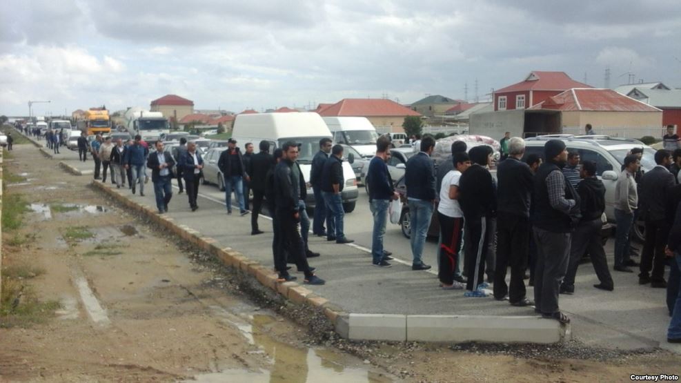 "28 may" sakinləri magistral yolu bağlayıblar