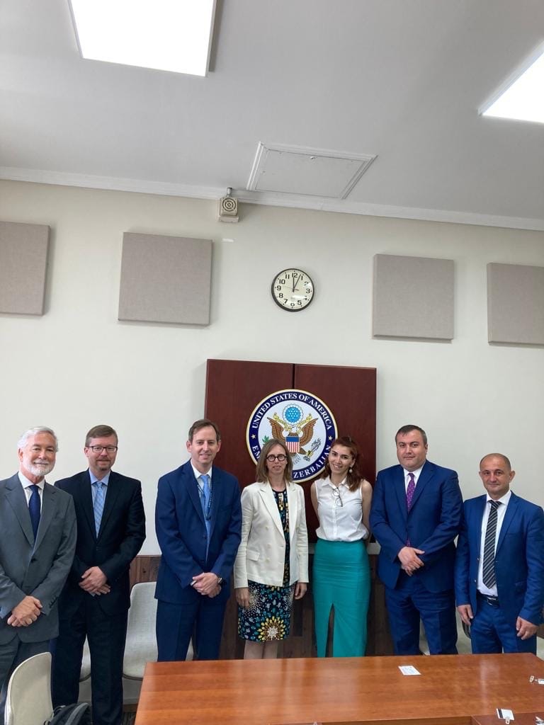 Dövlət Departamentinin rəsmisi Azərbaycanda vəkil və jurnalistlərlə görüşüb