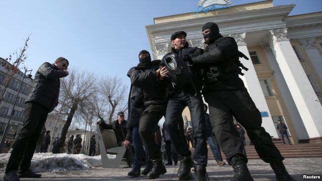 Qazaxıstanda xalq hakim partiyanın qərargahı önündə etiraz edir