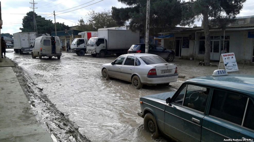 Binədə evləri su basıb