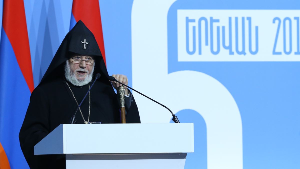 Bütün ermənilərin katolikosu Paşinyanı istefaya çağırdı
