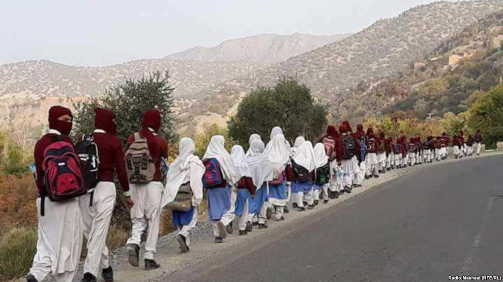 Pakistanda məktəbləri yandırıblar