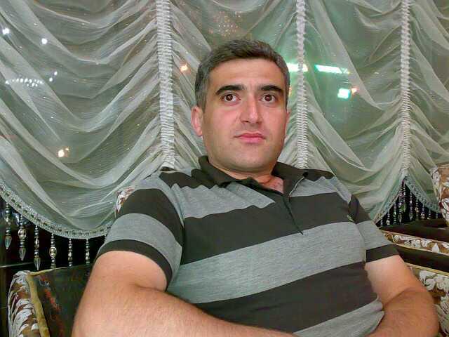 AXCP fəalının evinə polis gəldi: "Məni aparmağa gəliblər" [foto]