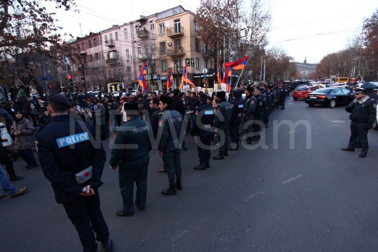 İrəvanda etirazçılarla polis arasında toqquşma baş verib