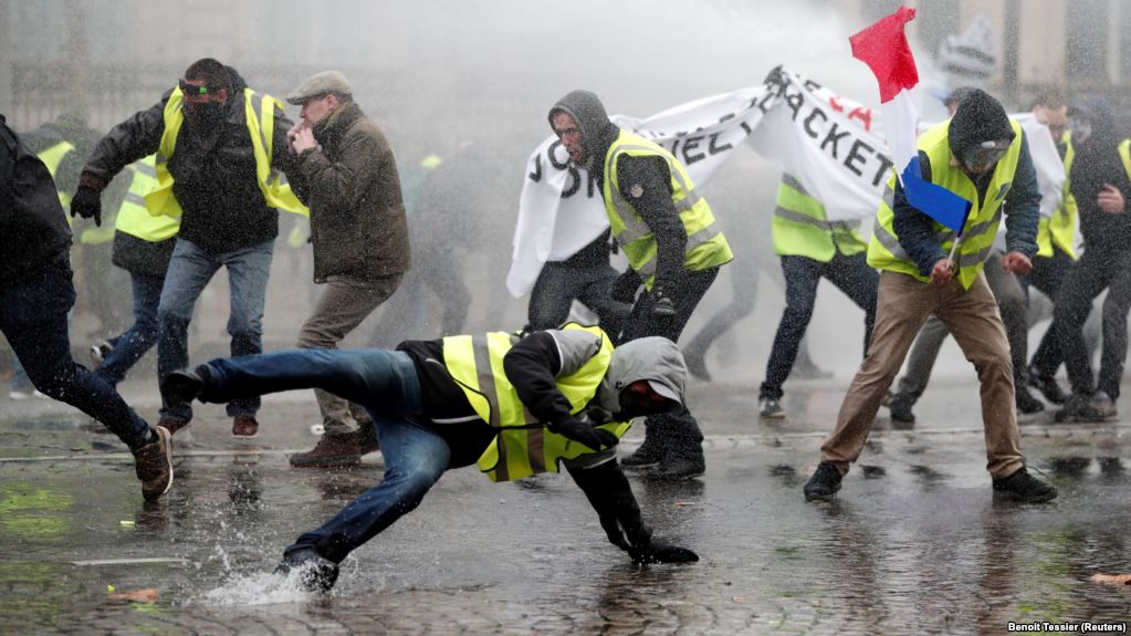Parisdə aksiyaçılarla polis toqquşub
