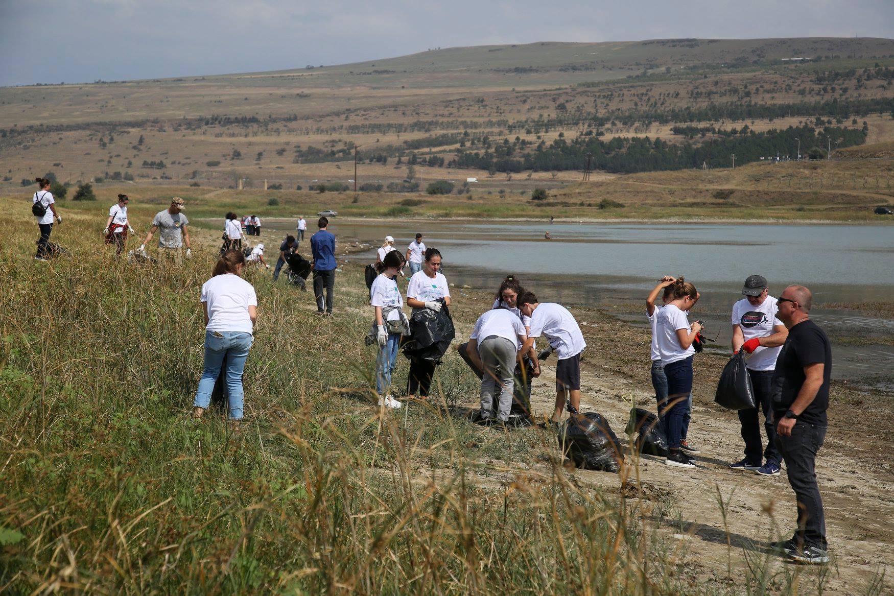 Gürcüstan prezidenti zibil təmizləmə aksiyasında iştirak edib